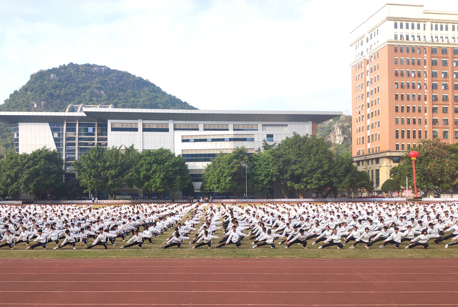 文化,提高学生的身体素质,柳州市第六中学利用大课间进行武术操活动