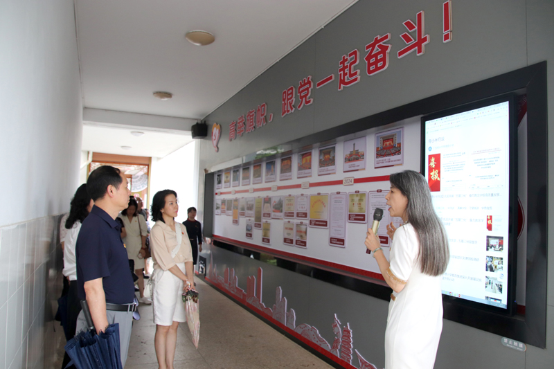 参观弯塘小学2.jpg ""